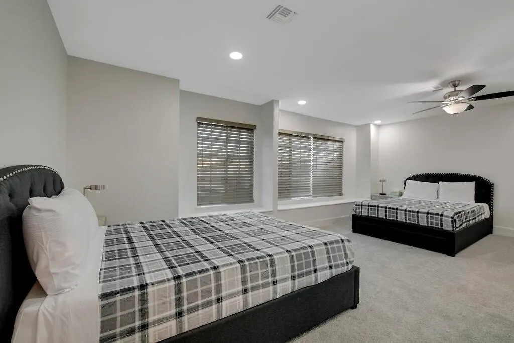 Vegas Hideaway~Pool, Bar, Many Beds~Near Strip Villa Las Vegas Vakantiehuis